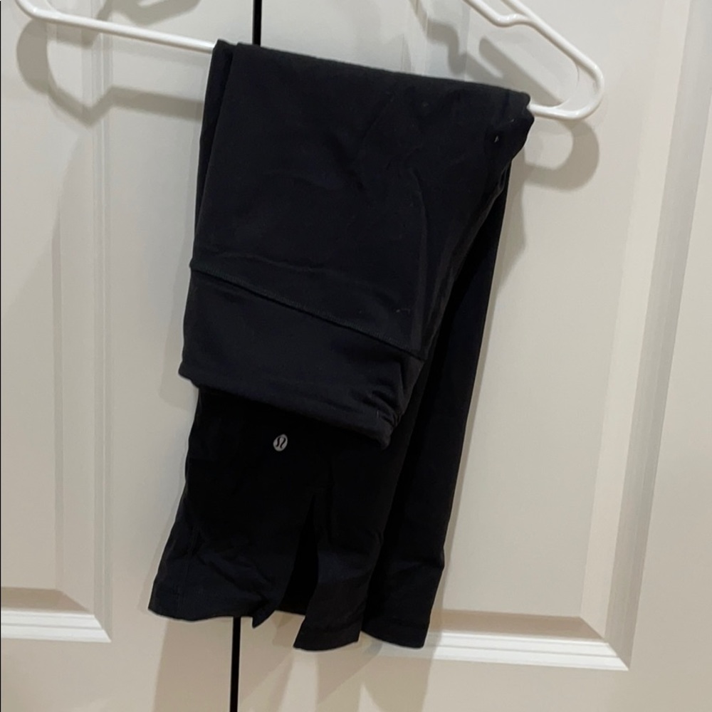 Lululemon cropped yoga pants. Size 6. Black